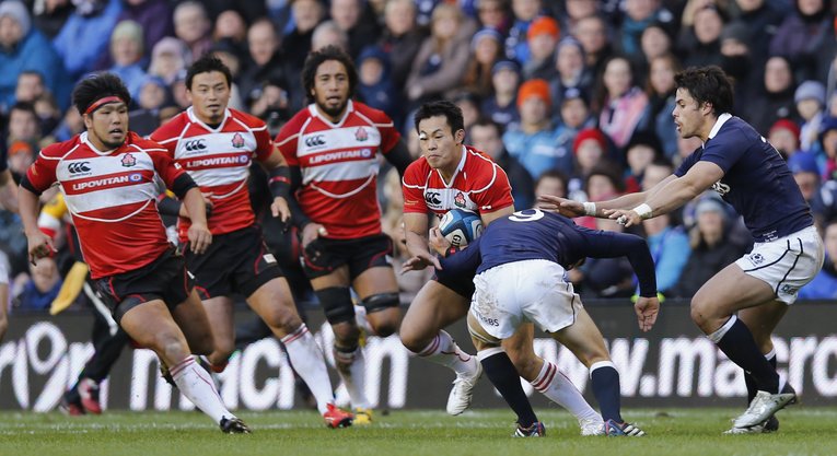 スコットランドとのテストマッチ。後ろには堀江翔太、五郎丸歩、ホラニ龍コリニアシ（2013年11月）©︎REUTERS/AFLO