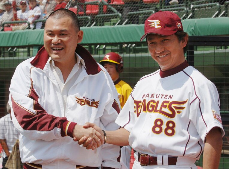 2005年4月、試合前のグラウンドに姿を見せ、田尾監督と握手する三木谷オーナー　©JIJI PRESS