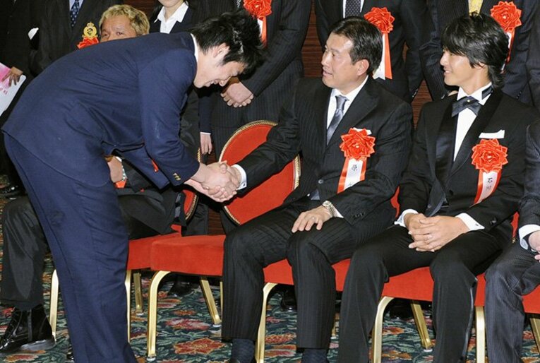 授賞式では原監督に頭を下げながら握手を交わした　©︎Kyodo News