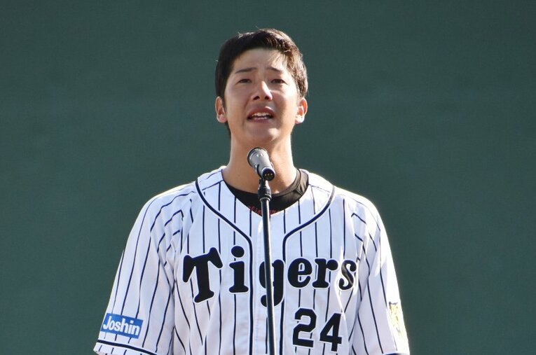 2019年、引退のスピーチを行う横田慎太郎さん。引退をしてからも阪神球団との交流は続いていた ／ photograph by JIJI PRESS