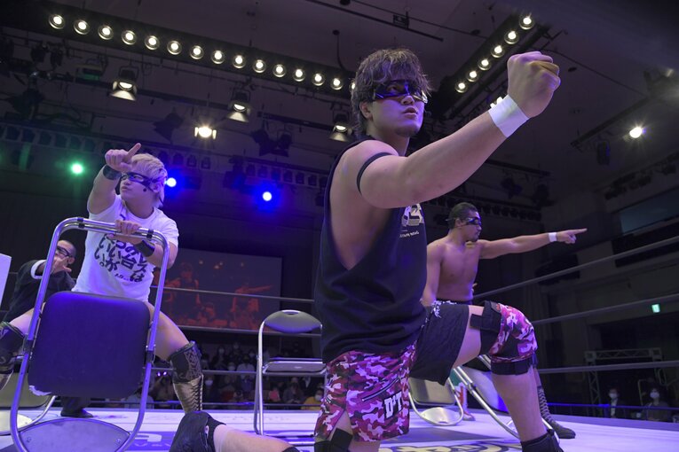 パイプイス男子　（C）DDTプロレスリング