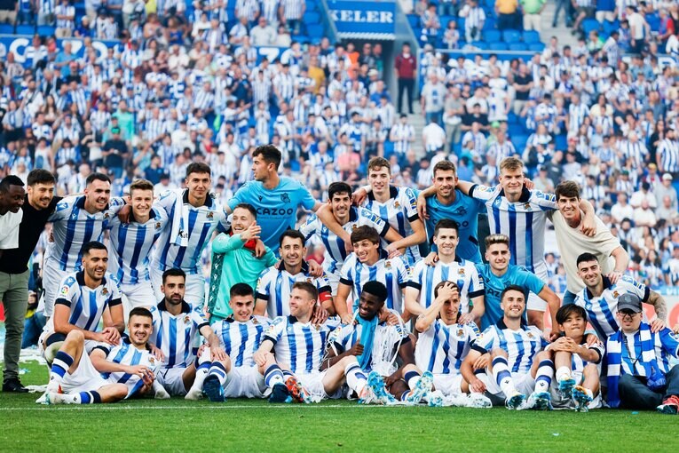 久保建英22歳誕生日に「タケはアイドル」日本語ボードの子供、メッシっぽい新ユニ姿やソシエダ主将との別れ…カメラマンが見た“幸せな最終節”(52)