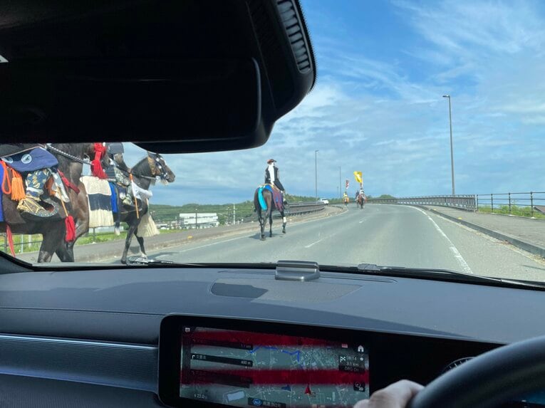 ゴールドシップ産駒の人気馬・ブラックホール“初めての相馬野馬追”に密着！ 競馬ファンと引退競走馬をつなぐために必要なこととは？(26)