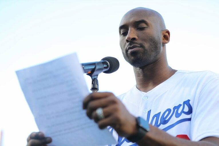 2018年ワールドシリーズで、ドジャースの先発メンバーを読み上げるコービー・ブライアント　©︎Getty Images