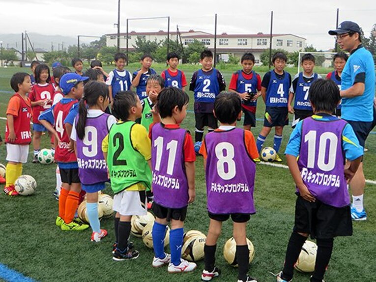 男の子も女の子も一緒に練習。岡田氏が話し始めると、みんな笑顔になった。