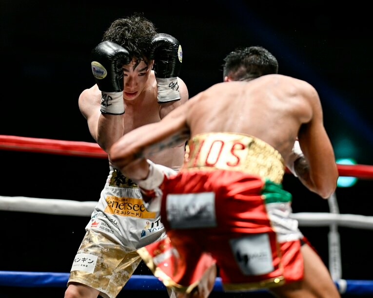 5ラウンド以降はゴンサレスの攻勢に受けにまわることも多くなった寺地拳四朗　©️Hiroaki Finito Yamaguchi