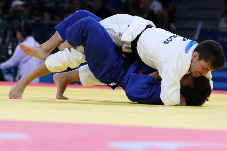 「待て」のあとも6秒ほど締め続けた【2枚目／全2枚】　©JIJI PRESS