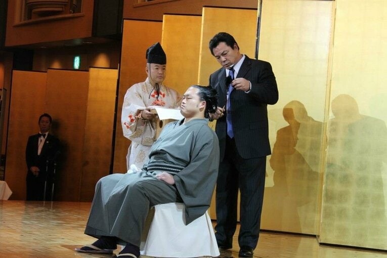 引退を決めた千代の眞（澤田賢澄）の断髪式でハサミを入れる九重親方（本人提供）
