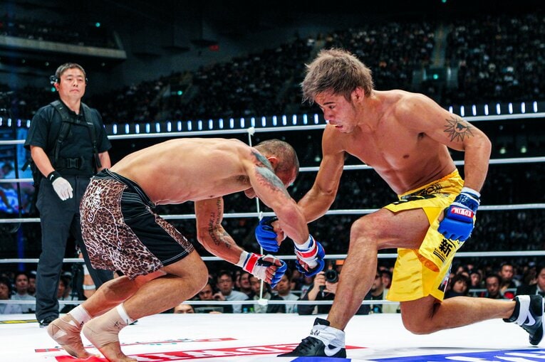 金原の右カウンターがヒットし、前のめりに倒れ込むKID　©Susumu Nagao