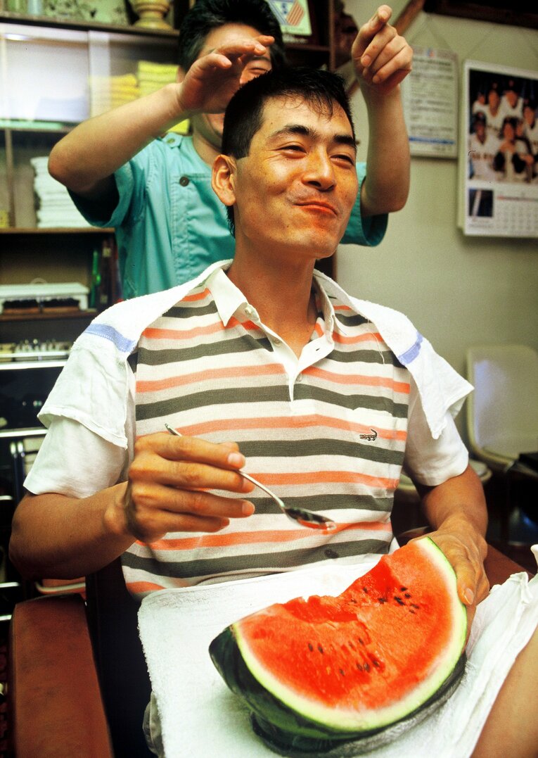 現役時代の中畑清。なぜか散髪中にスイカ…　©BUNGEISHUNJU