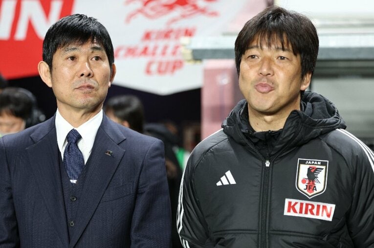 森保監督の右腕となる名波コーチ（右） ／ photograph by JIJI PRESS