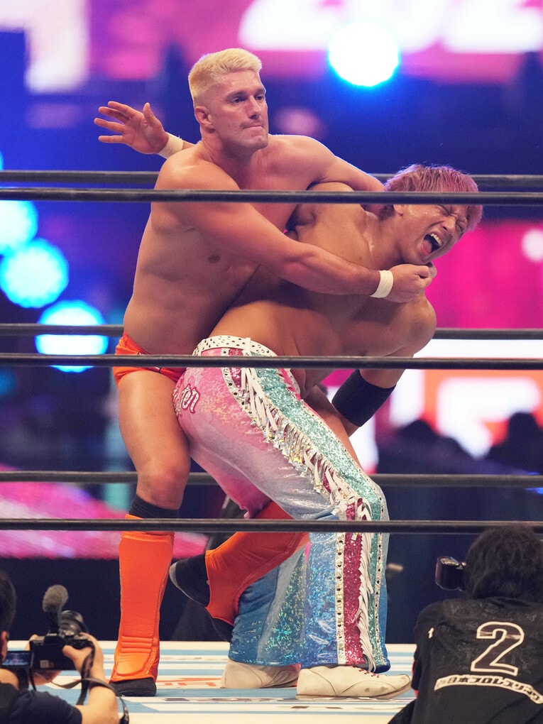 海野翔太をコブラツイストにとらえるザック・セイバーJr.　©Essei Hara