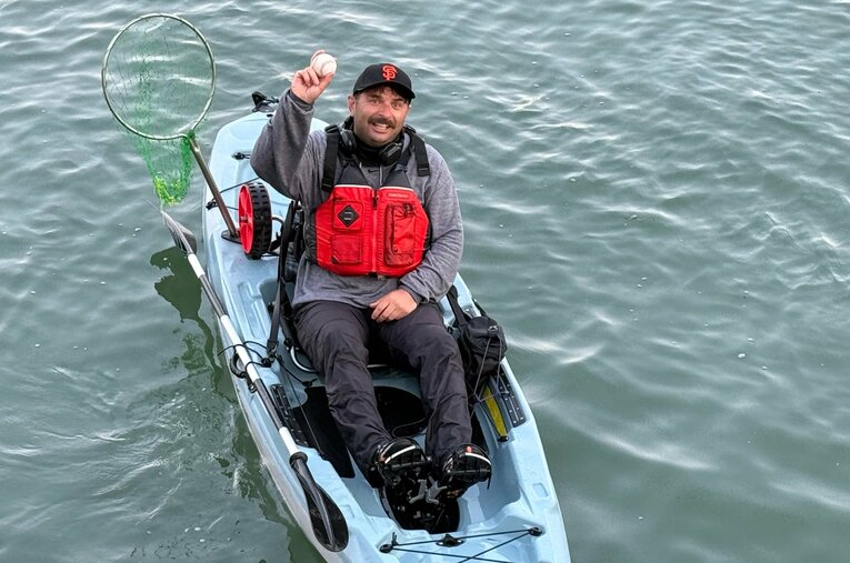 ボールをゲットしたブラッドリーさん。喜びつつ震えていた（全4枚中の4枚目）　©Naoyuki Yanagihara