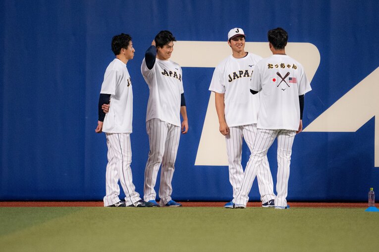 侍ジャパンに合流した大谷翔平の話に耳を傾ける大勢（左）　©︎Nanae Suzuki