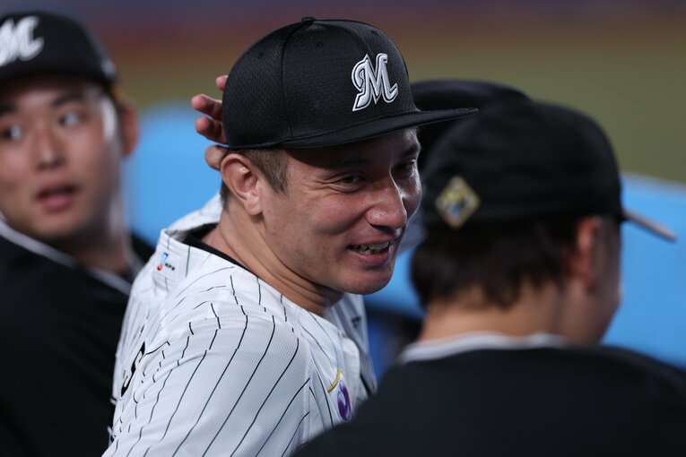 ベンチで笑顔を見せる国吉　©︎Chiba Lotte Marines