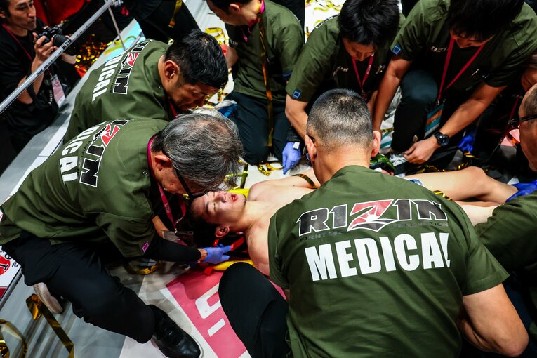 TKO後、首を固定し担架に乗せられた朝倉未来【スワイプするとそのほかの写真もご覧になれます】　©RIZIN FF Susumu Nagao