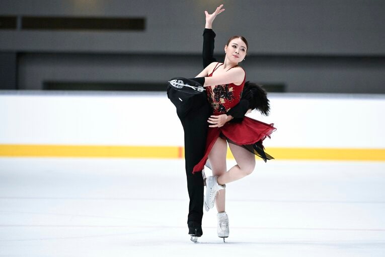 初の国際大会出場となった「木下グループ杯」で演技を行う紀平梨花・西山真瑚　©Asami Enomoto【スワイプするとそのほかの写真もご覧になれます】