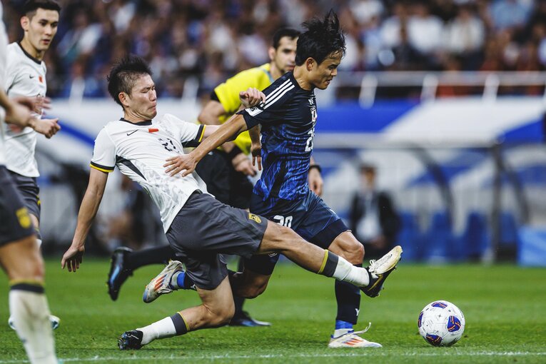 中国戦、久保の突破（全4枚中の2枚目）　©Kiichi Matsumoto