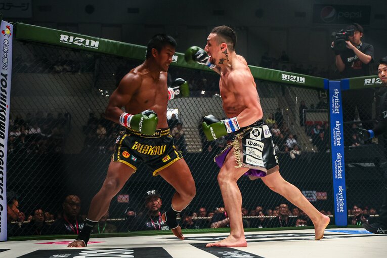 パワフルなパンチを振るっていった木村だが、ブアカーオも応戦　©RIZIN FF Susumu Nagao