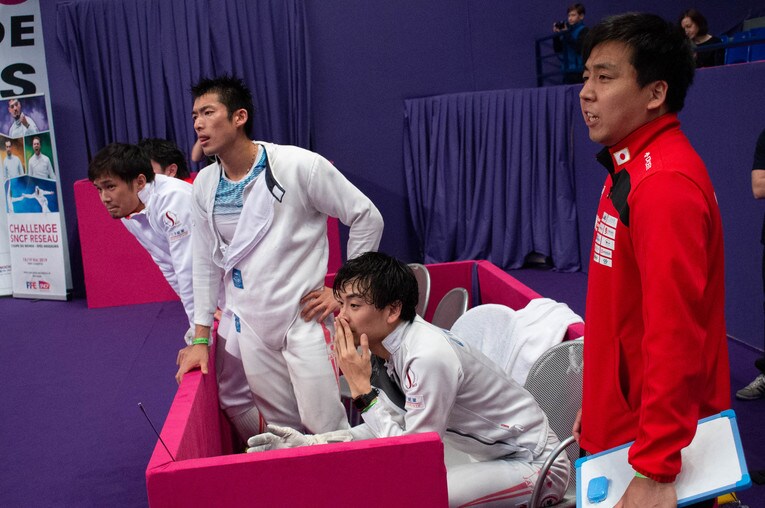 2019年フェンシングW杯で戦況を見つめる山田、見延、宇山、西田コーチ（当時）　©︎Panoramic/AFLO