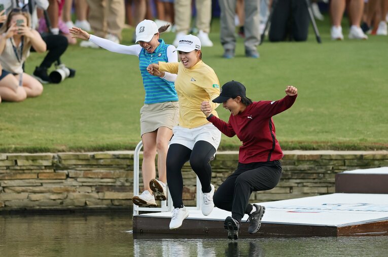 「シェブロン選手権」を制して米ツアー初優勝を飾った西郷真央（23歳）。恒例の池ダイブではマネージャーとTVレポーターを引き連れて勝利を祝った ／ photograph by Alex Slitz/Getty Images