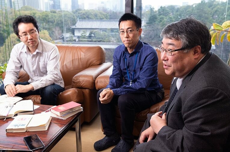 「かっこよく言えば知の番人」と笑って話してくれた毎日新聞校閲センターの3人。右から川合寛さん、林弦さん、宮城理志さん。 ／ photograph by Tomosuke Imai