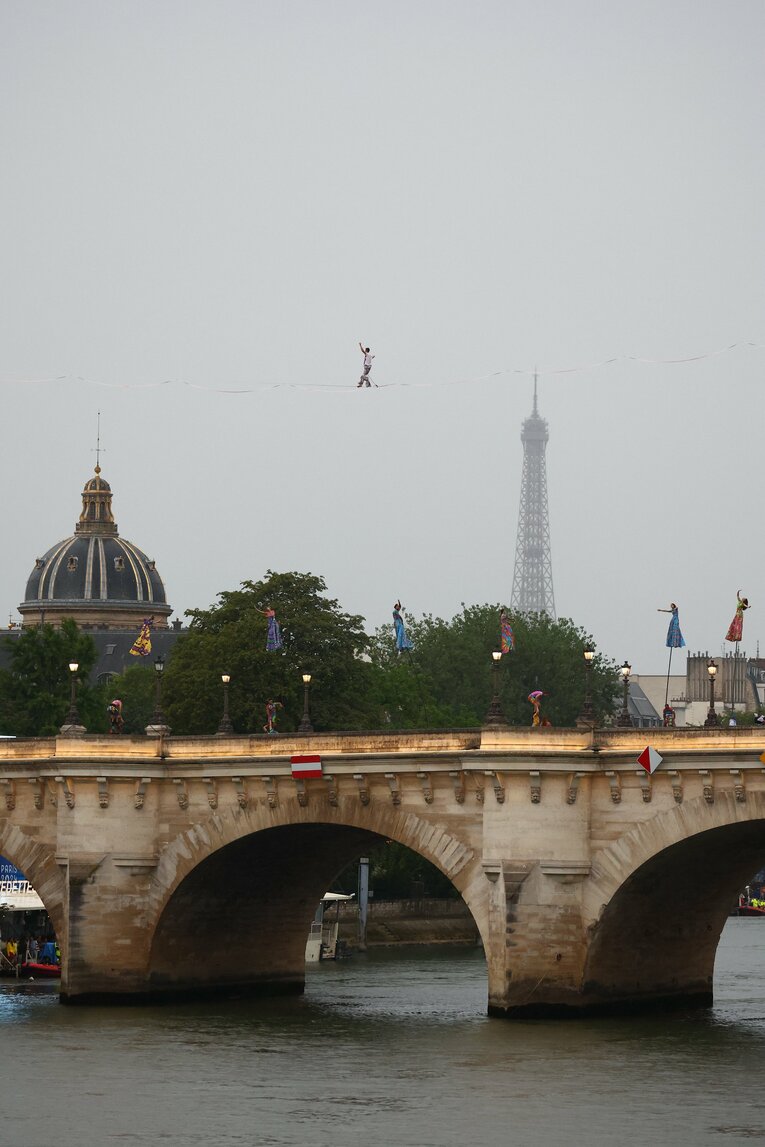 綱渡り師のネイサン・ポーラン。揺れているのはパラソルではなく人です　©Ryosuke Menju/JMPA