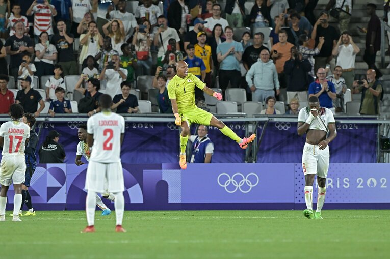 小久保玲央ブライアン、“PKストップ”後のジャンピングガッツポーズ　©Takuya Kaneko/JMPA