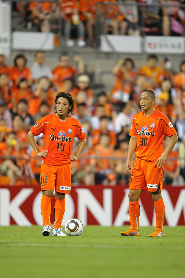 清水時代、藤本淳吾と　©Sports Graphic Number