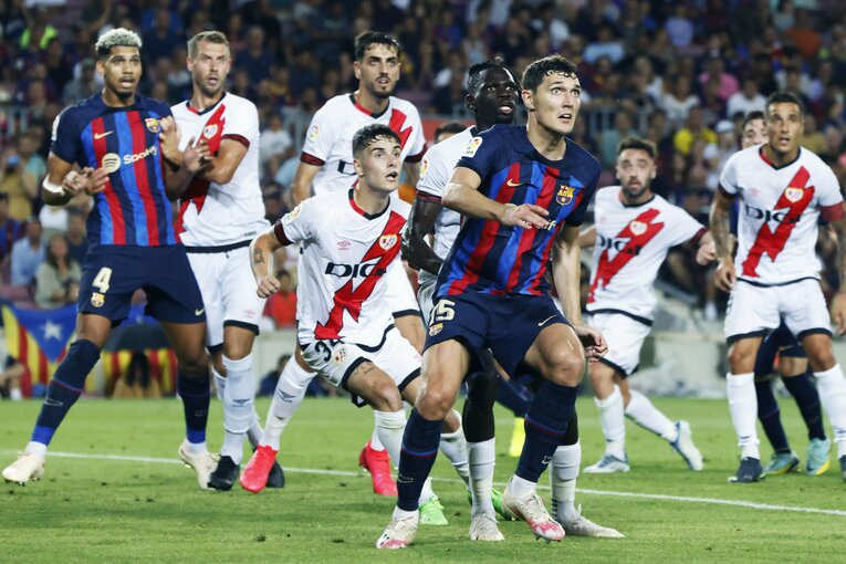 “財政難なのに大補強”バルサを激写　誹謗中傷されたデヨンクへの拍手、33歳レバンドフスキが作る深みとは〈次戦は久保建英ソシエダ〉(34)