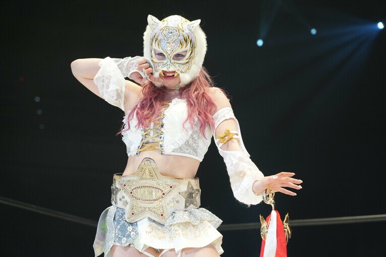 ホワイトタイガーとして念願の白いベルトを奪取したスターライト・キッド。2024年12月29日、両国国技館　©Essei Hara