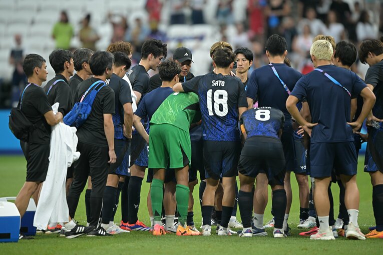 試合後の円陣で声をかける大岩監督　©Takuya Kaneko/JMPA