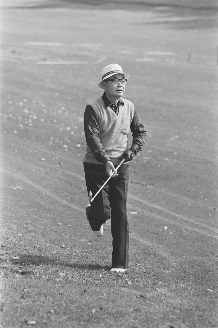ゴルフを楽しむ大山康晴。1985年『オール讀物』フェアウェイ交友録より　©BUNGEISHUNJU