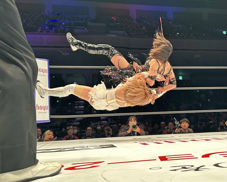 たむはコーナーから雪崩式のタイガースープレックス