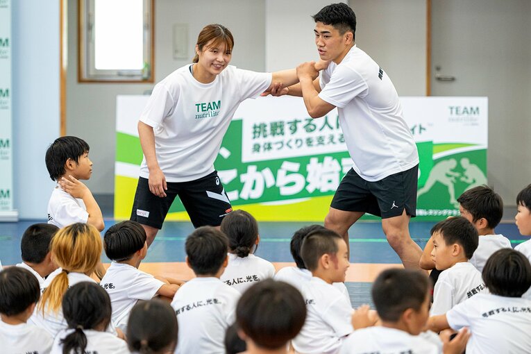 パリ五輪金メダリストの櫻井つぐみさんもイベントに参加。子どもたちにレスリングの楽しさを伝えた