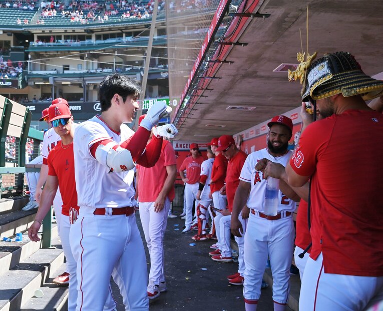 大谷の貴重なネコ（？）ポーズ　©JIJI PRESS