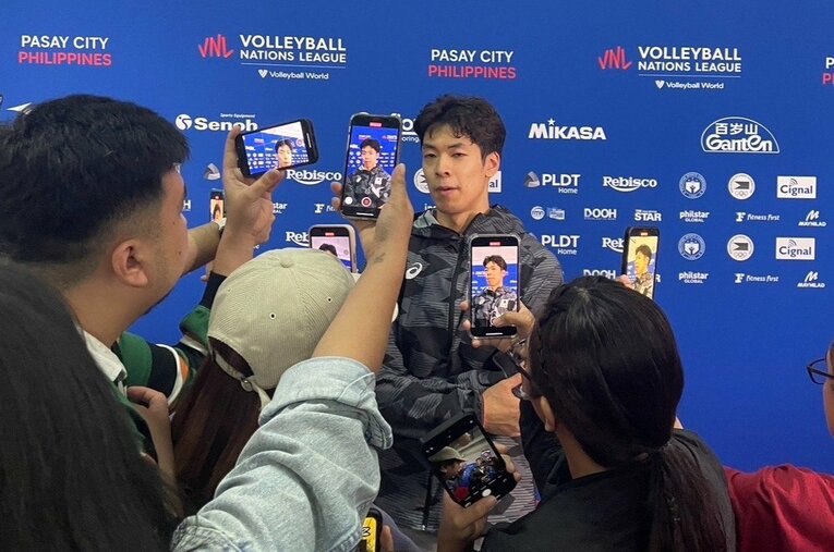 Webメディアが主流のフィリピンでは、囲み取材を行うミックスゾーンでもスマホを片手に撮影する記者がほとんど。取材現場の雰囲気も日本とはまた少し違っていた（筆者撮影）