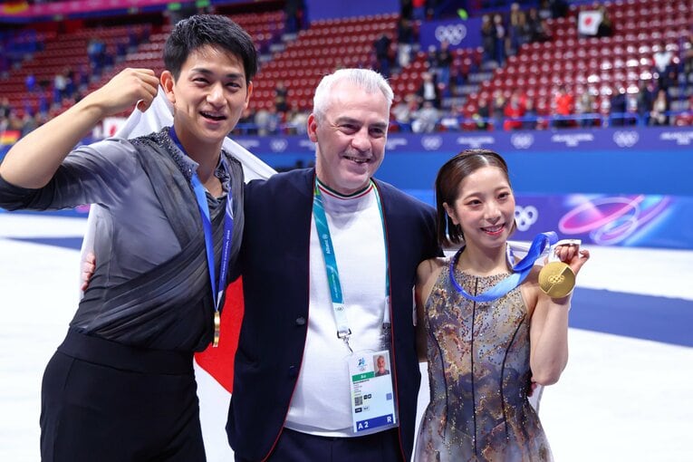 ミラノ五輪で悲願の金メダルを獲得したりくりゅうとブルーノ・マルコットコーチ　©AFLO