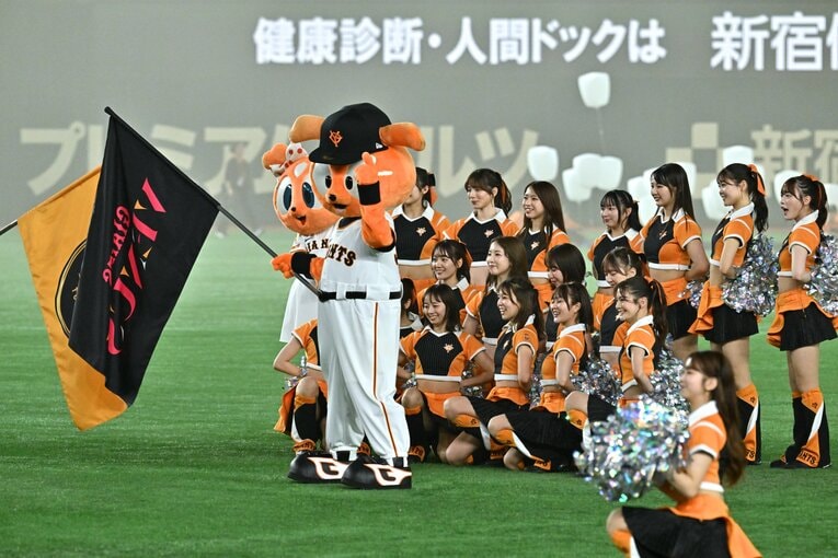 試合を盛り上げる巨人の公式マスコットガール「VENUS」　©Hideki Sugiyama