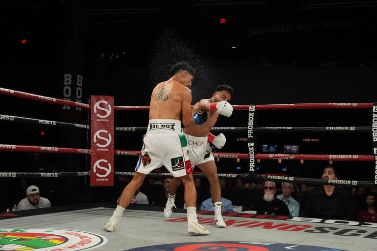 エリック・ロブレス（左）からダウンを奪うラモン・カルデナス　©ProBoxTV