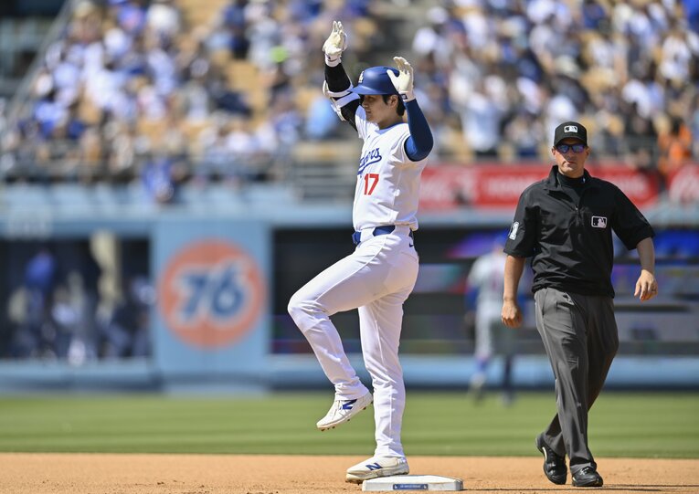 塁上で「ヒップロック」ポーズを見せる大谷翔平　©︎Getty Images