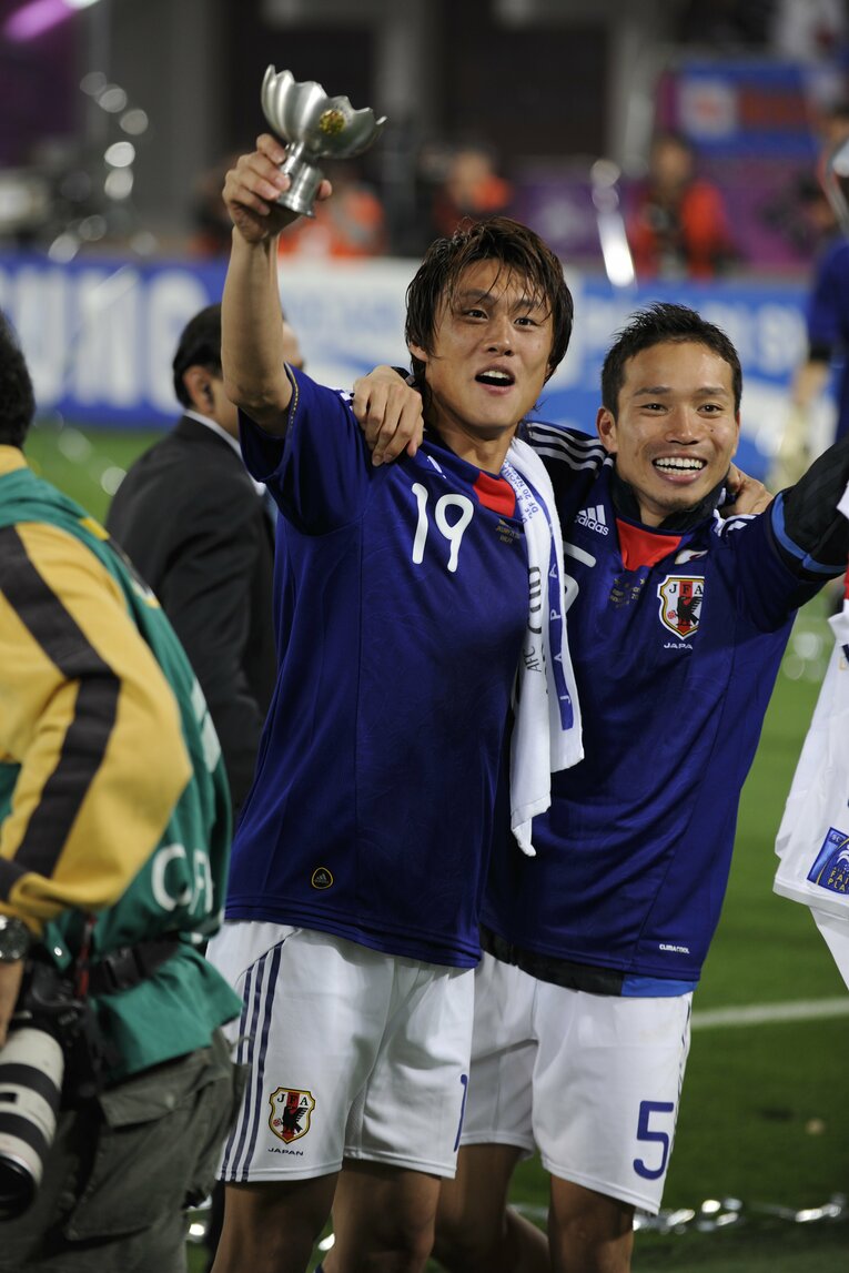 肩を組む李忠成と長友佑都　©Takuya Sugiyama