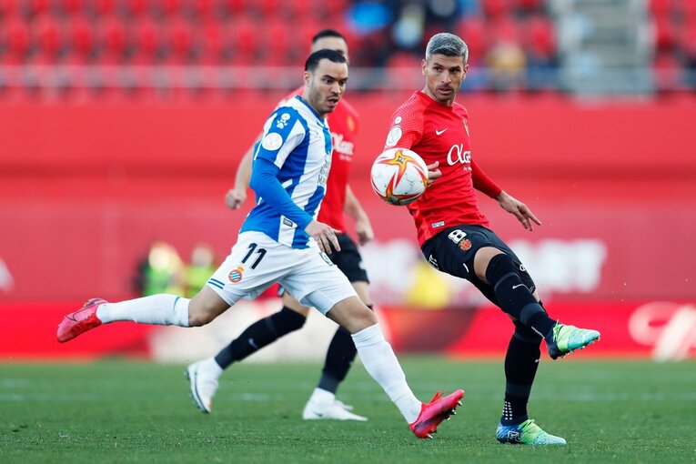 久保建英“オレが蹴る”FK弾→手荒い祝福に「い、痛いんですけど」 カメラマンが至近距離でとらえた一撃と、ファンから“感謝の大拍手”(36)