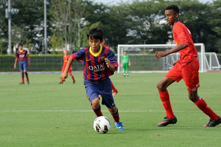 2013年、FCバルセロナのカンテラ時代の久保建英（当時12歳）【スワイプするとその他の貴重写真もご覧になれます】©Etsuo Hara/Getty Images