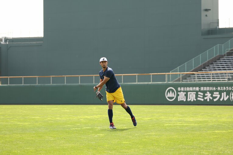 第1クール終了後、休養日に宮城大弥とのキャッチボールで見せた、まさかの左投げ