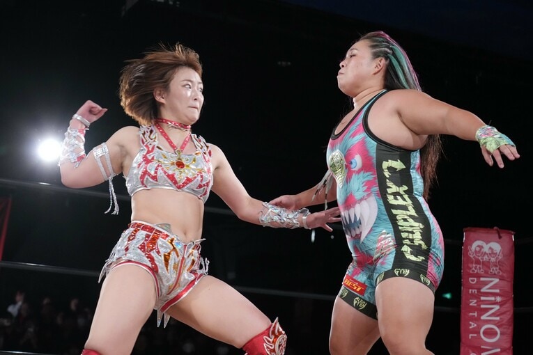 橋本千紘を殴るSareee　©Essei Hara