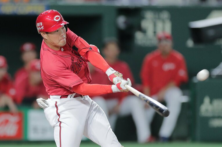 4月30日の巨人戦、9回に代打出場した磯村は、今季唯一（9月24日時点）の本塁打を放った ／ photograph by JIJI PRESS