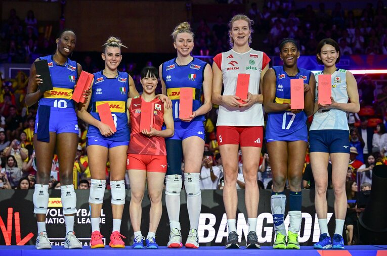 個人タイトルを獲得した古賀紗理那と小島満菜美　©︎Volleyball World