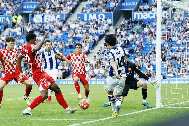 「久保建英が子供ファンにユニホームを」日本代表招集前のホーム最終戦で監督と別れ…5季連続欧州カップ戦は「ソシエダでの奇跡的な時」だった(11)