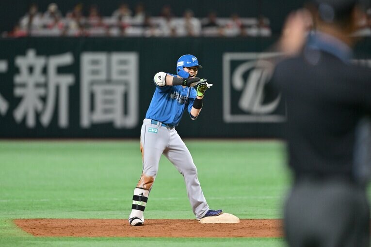 ［第5戦］タイムリーを放った清宮は手裏剣ポーズ　©Hideki Sugiyama